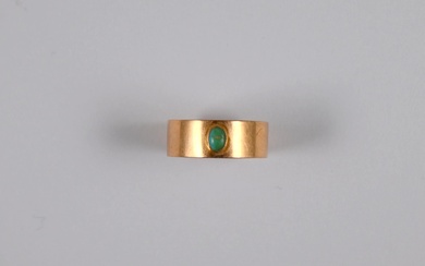 Bague type "anneau" en or jaune, ornée d'une pierre verte type "turquoise", taillée en cabochon...