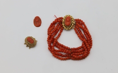 Bracelet à cinq rangs de perles de corail facettées ou unies, fermoir en or jaune...