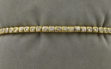 Bracelet de tennis en or jaune, 750/000, avec diamant. Bracelet lourd avec des maillons carrés...