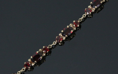 Bracelet with garnet, faceted, 333 yellow gold.