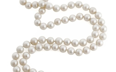 CERCLE brin unique de perles avec fermoir en or blanc 18 kt en forme de...