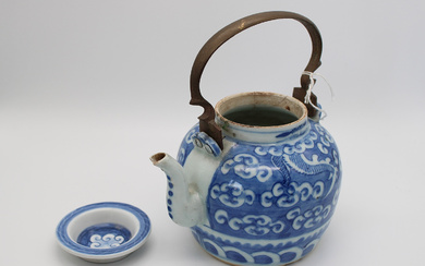 CHINESE TEAPOT, DRAGON IN A SEA OF CLOUDS, WHITE-BLUE, PORCELAIN AND METAL, AROUND 1900, CHINA.