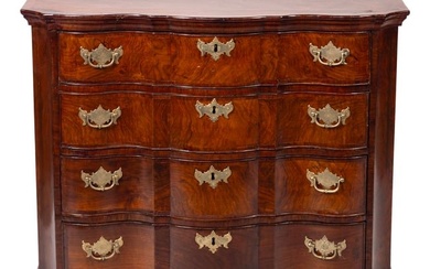 CHIPPENDALE SERPENTINE-FRONT CHEST 18th Century Height 31.5". Width 34.5". Depth 20".