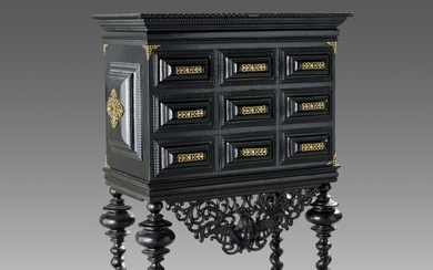 Cabinet en bois noirci ouvrant à 7 tiroirs en façade décorés de rinceaux en laiton...