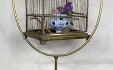 Cage à oiseaux et son support en laiton et tôle, reposant sur un piétement tripode....
