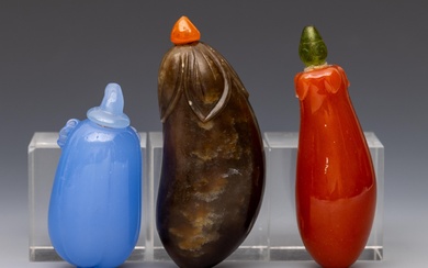 China, two glass and one agate 'gourd' snuff bottles and stoppers, late Qing dynasty (1644-1912)