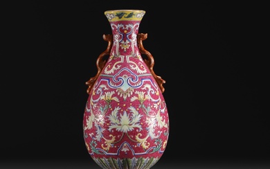 Chine - Vase mural en porcelaine famille rose, sur fond rubis, marque Qianlong. Poids: 250...