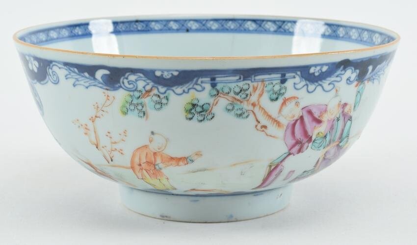Chinese export bowl. Ca. 1800. Famille rose decoration