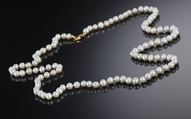 Classic necklace with saltwater cultured pearls, clasp of 18 kt. gold with small white sapphire