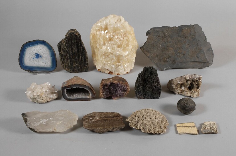 Collection de roches et de minéraux env. 800 pièces, principalement des roches, mais aussi des...