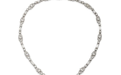 Collier en platine (850/1000) et or gris 18K (750/1000) composé de diamants taille baguettes, navette...