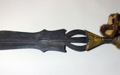 Couteau (RDC) Couteau dont la lame est ajourée et décorée de motifs géométriques. Cuivre et...