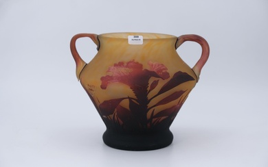 DAUM Nancy. Vase à anses en verre multitouche à décor dégagé à l'acide de "crêtes...
