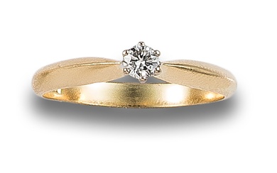DIAMOND AND YELLOW GOLD SOLITAIRE RING