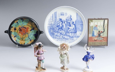 Een De Porceleyne Fles cloisonné tegel, een plateel schaal, een Delfts wandbord en drie porseleinen figuren