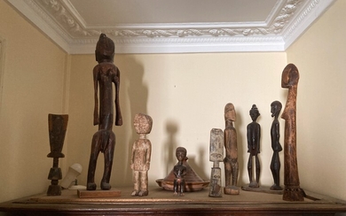 Ensemble de huit statuettes africaines souvenirs de voyage