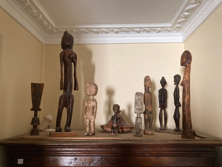Ensemble de huit statuettes africaines souvenirs de voyage