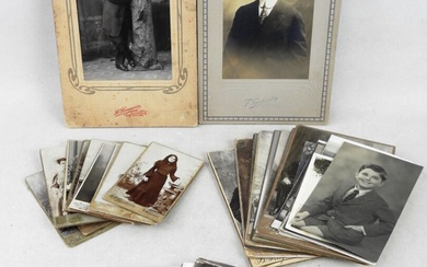 Ensemble de plus de 70 photographies d'une famille juive de Pologne. Judaica. Années 1890-1920.
