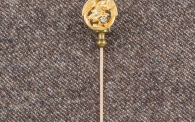 Épingle à cravate en métal doré avec symboles de la rose croix : Le pélican nourrissant de sa chair ses enfants serti d’un petit diamant Hauteur : 7,50 cm