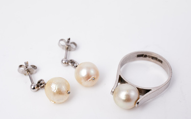 GARNITY/SET, 18k white gold, ring and earrings 1 pair, with cultured pearls, second half of the 20th century.