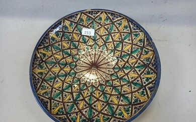 Grand PLAT en terre vernissé à décor polychrome à motifs géométriques, travail marocain ou tunisien. Diam.34 cm (accidents et restauration)