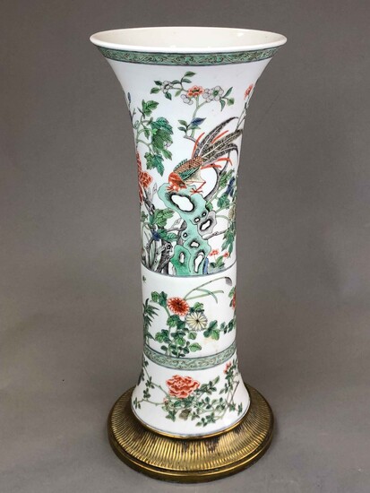 Grand vase cornet en porcelaine et émaux de la famille verte à décor d'oiseaux et...
