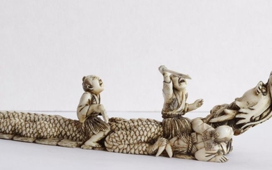 Groupe en ivoire représentant un dragon chevauché par...