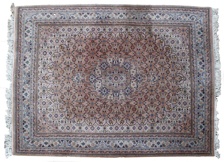 (-), Hand-knotted wool rug with oriental decor, 250x203...