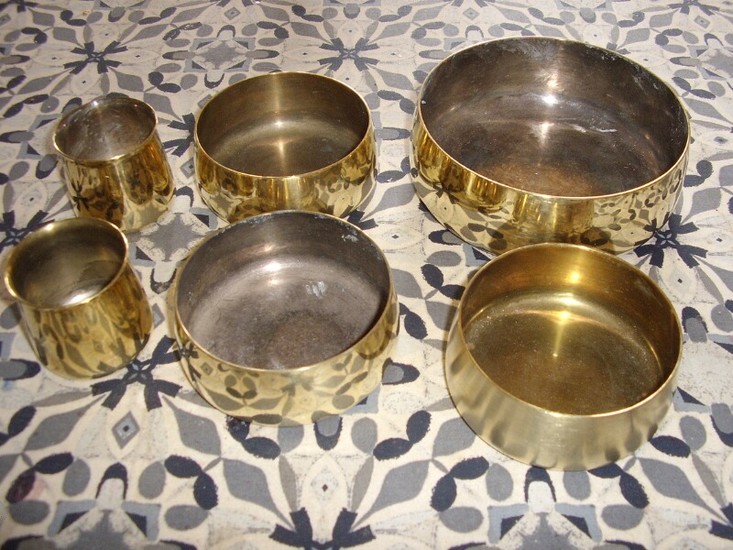 Henning Koppel: A set of six brass bowls in various sizes. Stamped HK Denmark and manufactured by Georg Jensen. H. 3.5–4.9. Diam. 5–13 cm. (6)