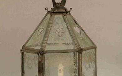 Hexagonal LANTERN with tin mount. Glass engraved with characters, birds and foliage. Italy (?) end of the 18th century. (Accidents) Height : 45 cm Diameter : 24 cm