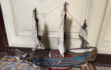 Importante maquette en bois polychrome d'un vaisseau de guerre à trois mâts et trois rangées...