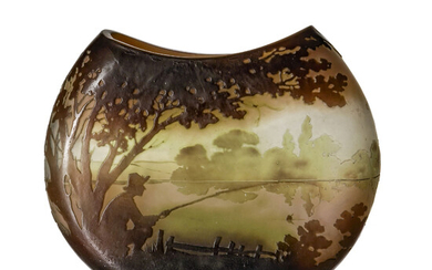 Vase à panse méplate en verre multicouche signé Gallé. A décor dégagé à l'acide d'un pêcheur au bord d'un lac, h.22 cm