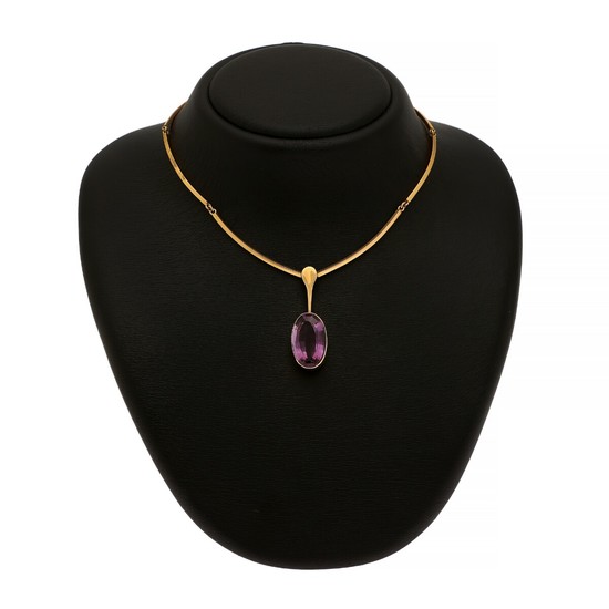 Just Andersen: An amethyst necklace set with an oval-cut amethyst, mounted in 18k gold. L. 39 cm.