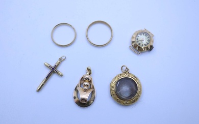 Lot de bijoux en or jaune (18KT) comprenant deux alliances, une croix pendentif, un pendentif...