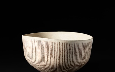 Lucie Rie, Squeezed bowl