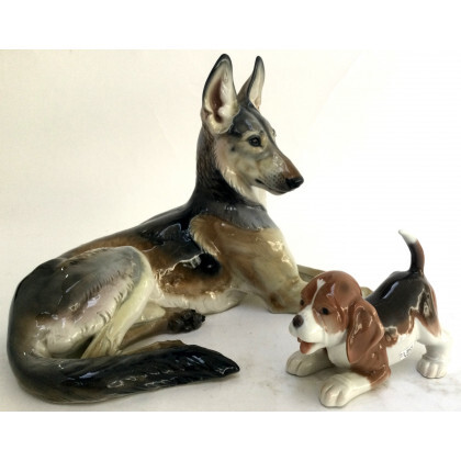Manifatture diverse, figure di cane in porcellana policroma (misure diverse)