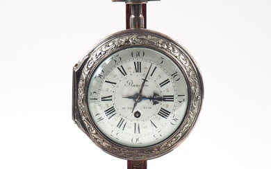 Montre de carosse XIXème en métal argenté en forme de montre de gousset, à décor...