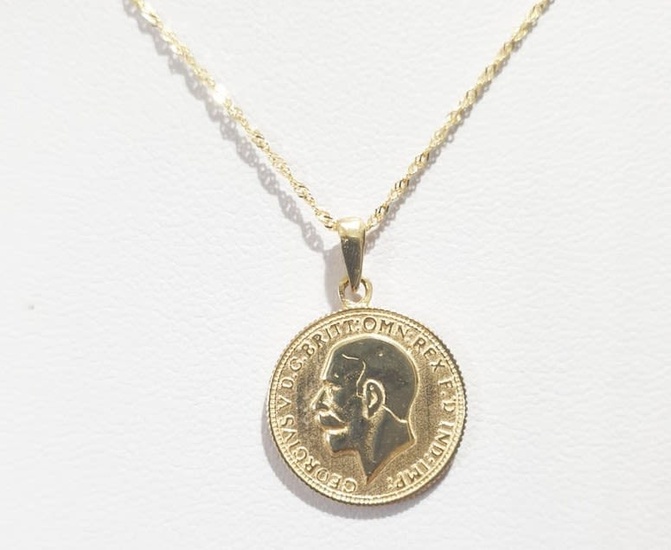 Necklace and pendant in the shape of a coin with a portrait of George V 14K yellow gold