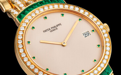 PATEK PHILIPPE. AN 18K GOLD, DIAMOND AND EMERALD-SET BRACELET WATCH WITH DATE