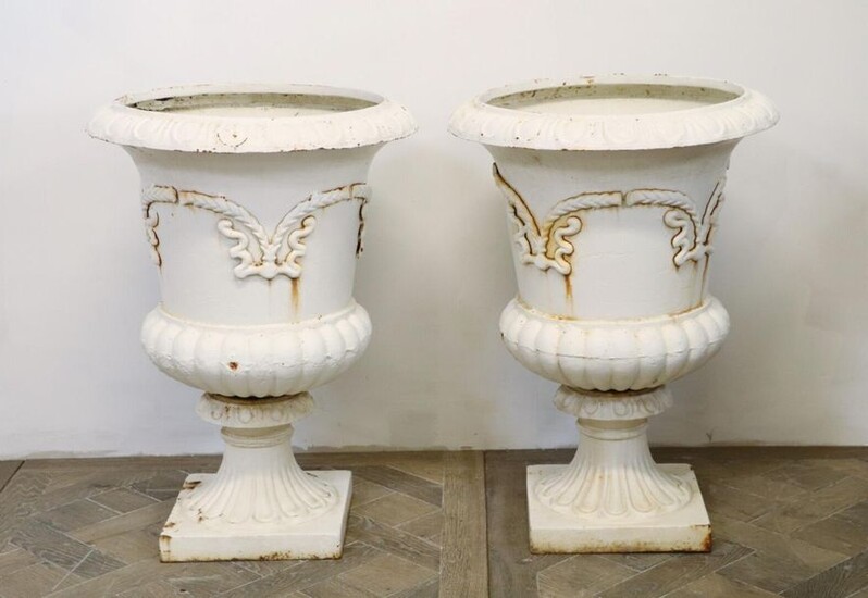 Pair of Medicis vases in white lacquered cast iron.