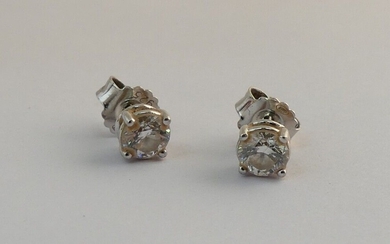 Paire de clous d'oreille en or blanc orné chacun d'un diamant taille moderne de 0.3...