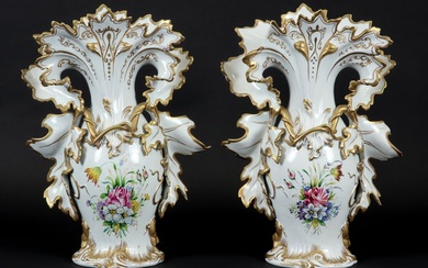 Paire de vases cornet en porcelaine à décor floral peint - hauteur : 44.5 cm