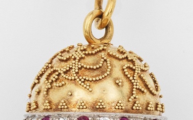 Pendentif rubis et diamants avec chaîne en or jaune, taille 750. Pendentif en forme d'oeuf...