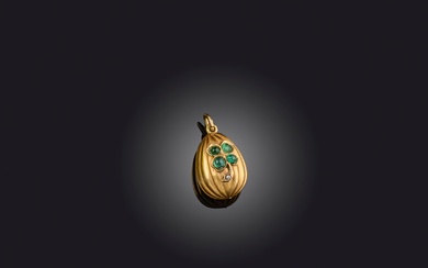 Pendentif russe en forme d'œuf en émeraude et diamant, de conception cannelée, serti d'un trèfle...