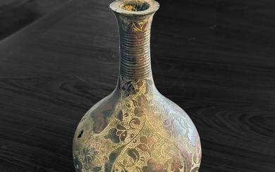 Petit vase de forme balustre en laiton, à décor de fleurs et feuillage sur fond...