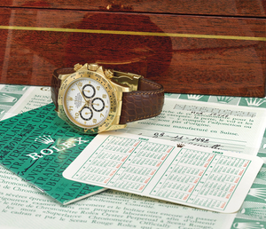 ROLEX. A FINE 18K GOLD AUTOMATIC CHRONOGRAPH WRISTWATCH WITH ORIGINAL GUARANTEE AND BOX, SIGNED ROLEX, OYSTER PERPETUAL, COSMOGRAPH, DAYTONA, REF. 16518, CASE NO. N260924, CIRCA 1992