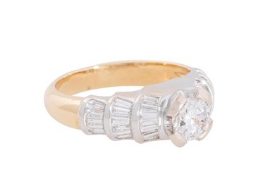 Ring mit Brillant ca. 0,6 ct und Diamanttrapezen zus. ca. 0,6 ct