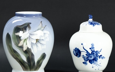 Royal Copenhagen / Royal Porcelain. Blue Flower Swirled, etc. Lidded pot & vase, porcelain, no. 1791 & 2650 / 35B, 1st variety. (2)