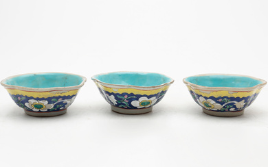 Set of three Chinese porcelain bowls, 20th Century.