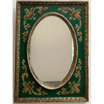 Specchiera di forma rettangolare in legno dipinto a motivi vegetali. cornice interna di forma ovale decorata a perlinature. (cm 87x66)...